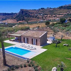 3 bedroom villa with infinity pool and jacuzzi, Scopello, sleeps 5-6